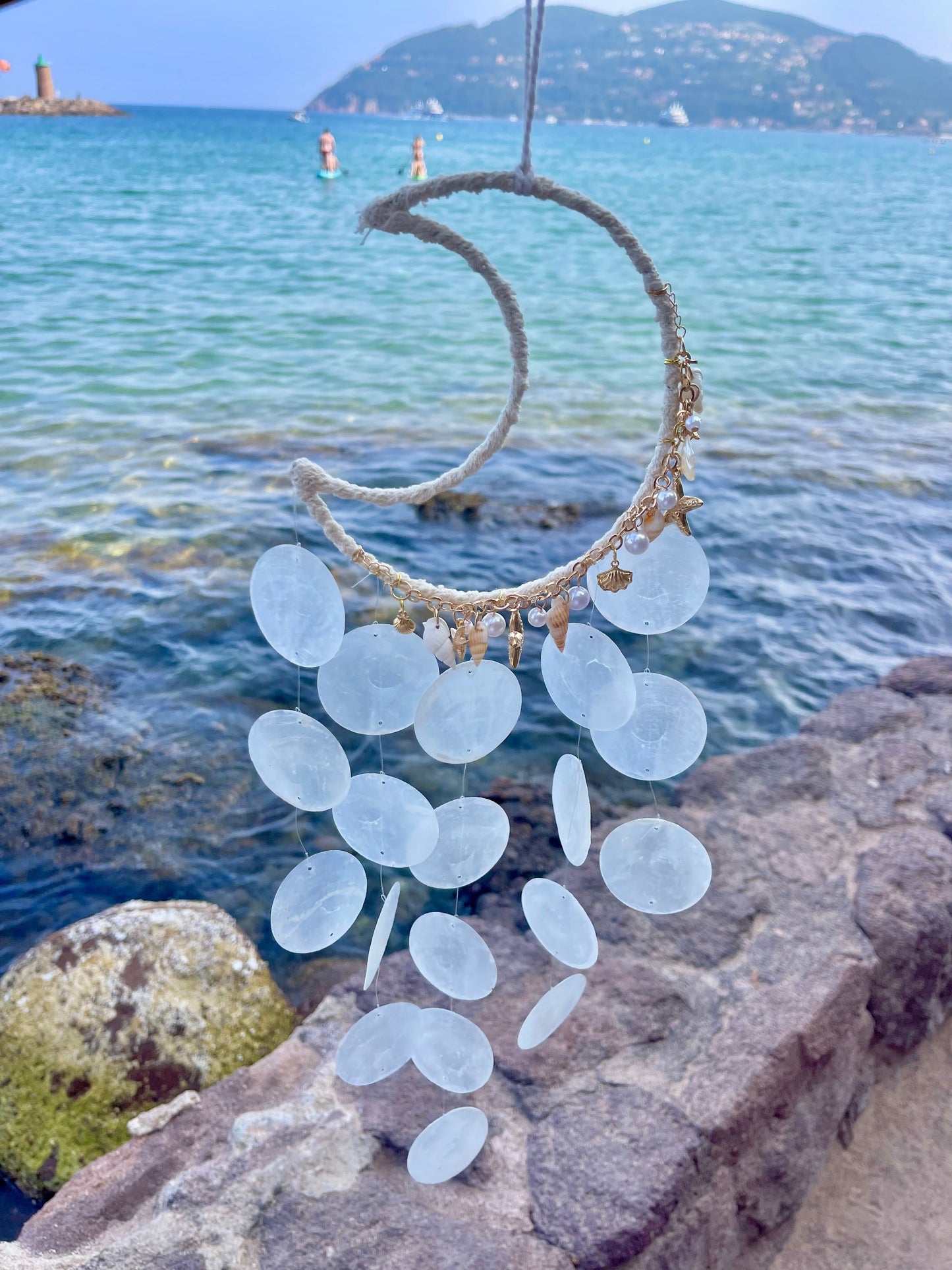 Carillon mural Luna fait main avec coquillage naturel perle nacré et détails dorés
