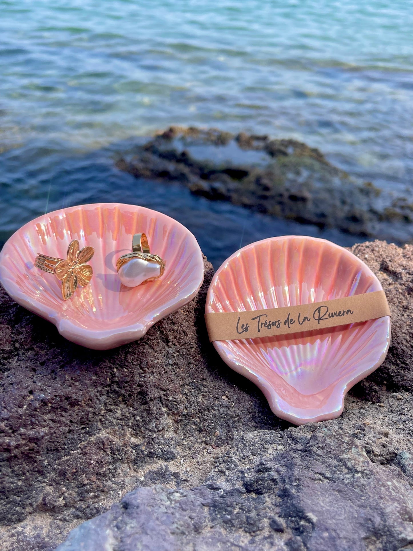 Plateau SORELLA en forme de coquillage nacré en céramique