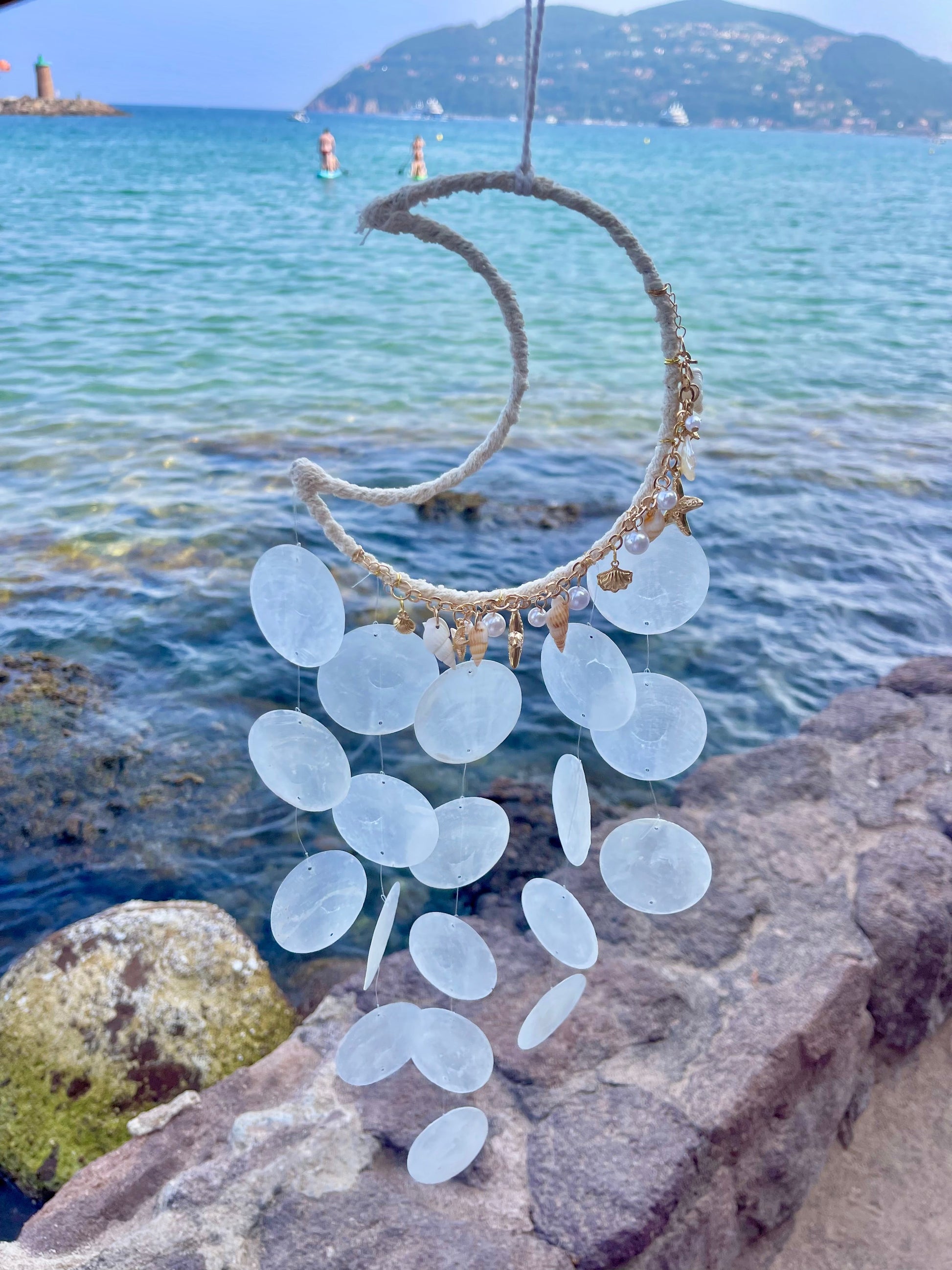 Carillon mural Luna fait main avec coquillage naturel perle nacré et détails dorés