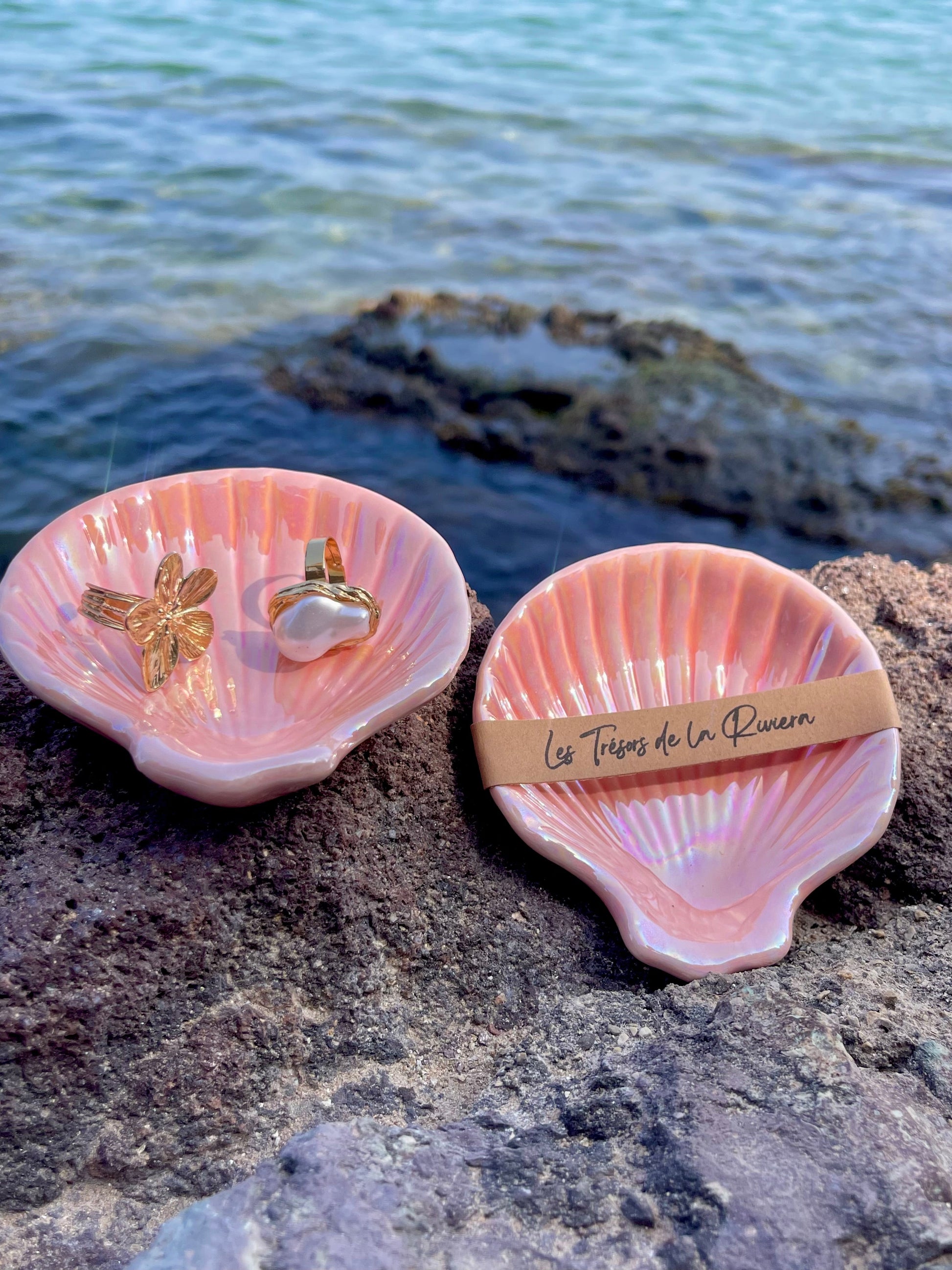 Plateau SORELLA en forme de coquillage nacré en céramique 