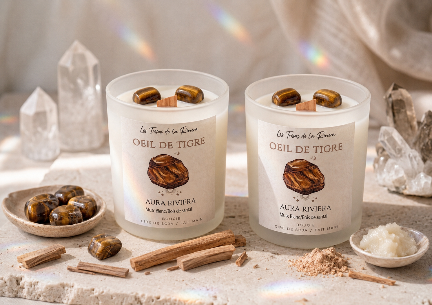 Bougie artisanale en cire végétale avec pierres d’œil de tigre naturelles, parfum de Grasse bois de santal et musc – Les Trésors de la Riviera