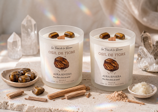 Bougie artisanale en cire végétale avec pierres d’œil de tigre naturelles, parfum de Grasse bois de santal et musc – Les Trésors de la Riviera