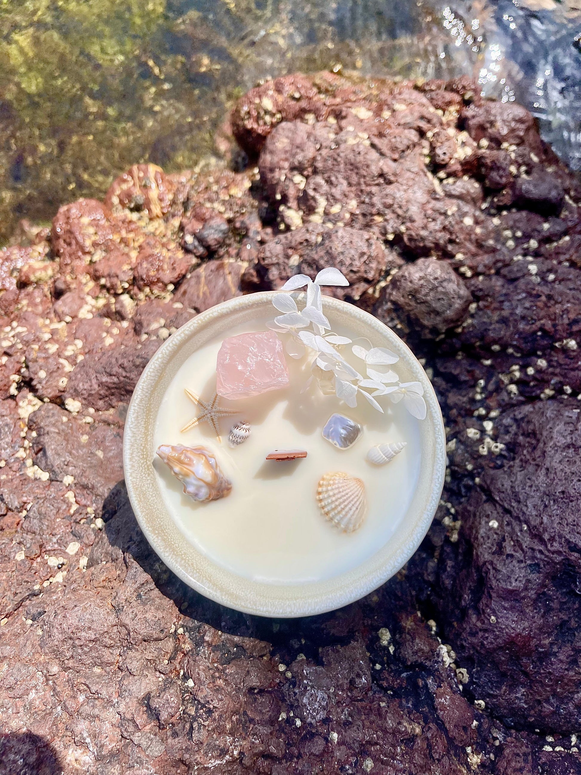 Bougie Aphrodite artisanale et végétale parfum de grasse, coquillages et pierre de Quartz 