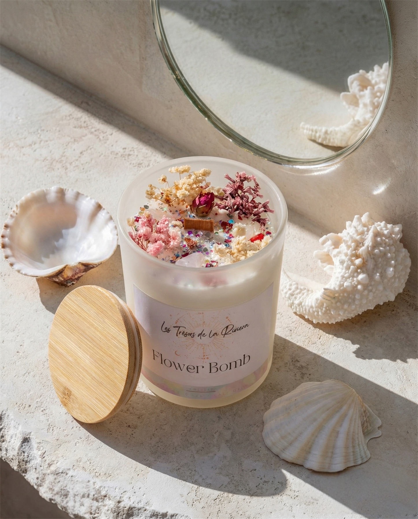 Bougie artisanale végétale Flower Bomb aux notes de néroli, fleurs d’acacia et orchidée blanche – parfum de Grasse – mèche en bois