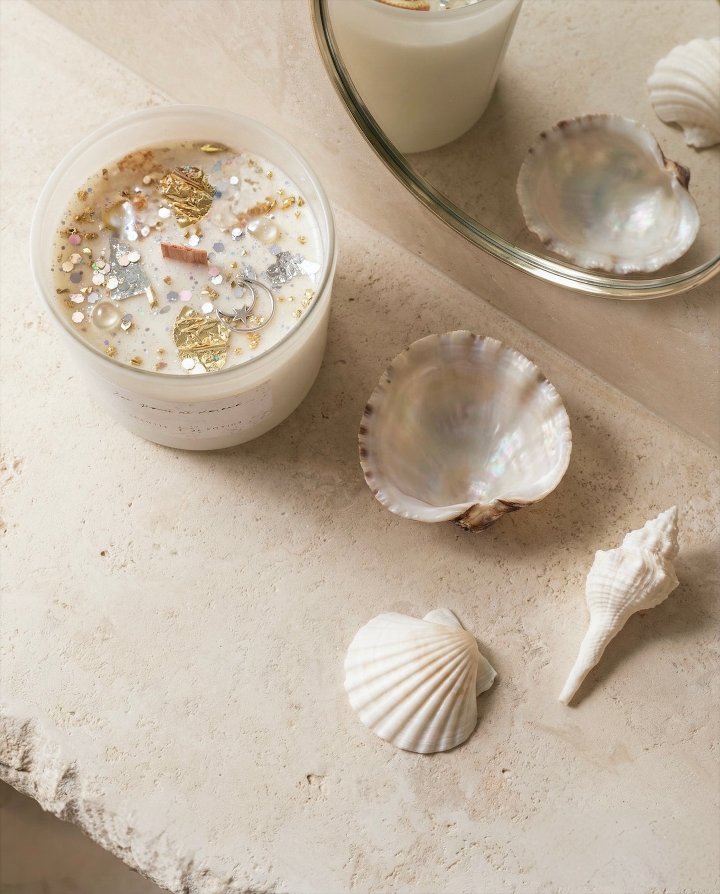 Bougie végétale artisanale freesia musque vanille avec mèche en bois – parfum de Grasse – fabrication fait main