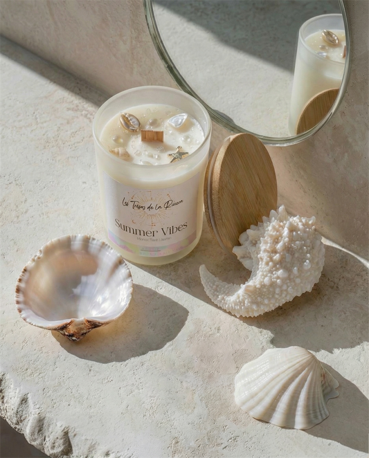 Bougie artisanale végétale Summer Vibes parfumée aux fleurs de tiaré, jasmin et monoï – parfum de Grasse – mèche en bois