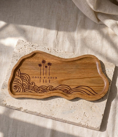 Détail de la gravure inspirée des vagues de la Côte d’Azur sur un plateau en bois naturel