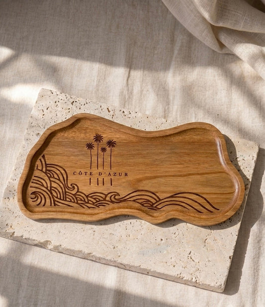 Détail de la gravure inspirée des vagues de la Côte d’Azur sur un plateau en bois naturel