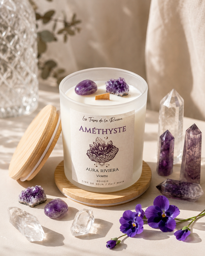 Détail des pierres naturelles d’améthyste sur une création parfumée artisanale aux notes florales de violette