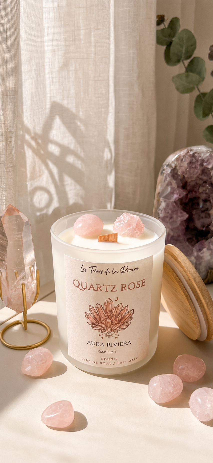 Détail des pierres naturelles de quartz rose sur une création artisanale parfumée aux notes florales et fruitées