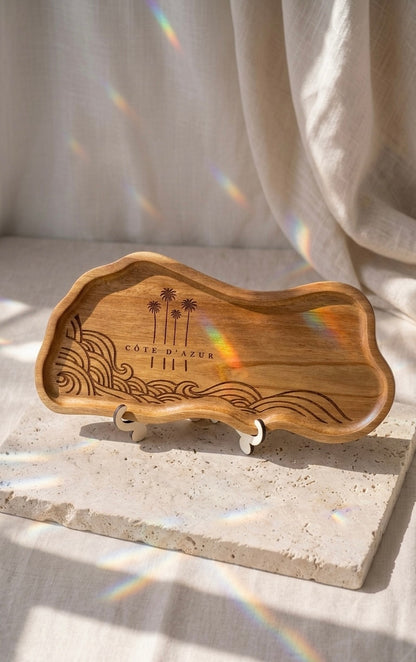  Plateau Côte d’Azur en bois naturel avec gravure artisanale réalisée dans nos ateliers – Les Trésors de la Riviera