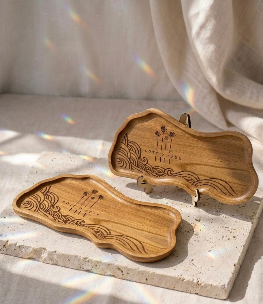 Plateau en bois gravé utilisé comme objet de décoration pour sublimer une bougie artisanale