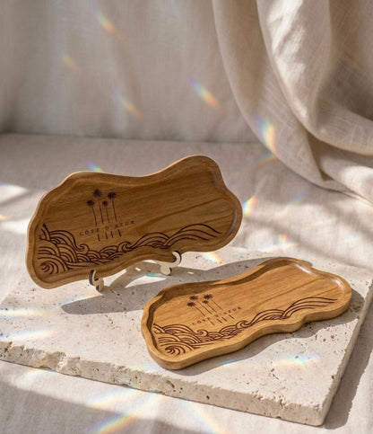 Signature Les Trésors de la Riviera fabriqué en France gravée au dos du plateau en bois