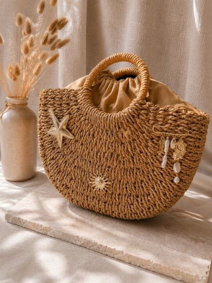 Détails des broches décoratives du grand sac Esmée inspiration coquillages et bord de mer